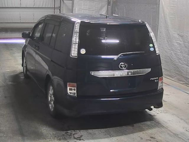 Toyota ISIS 2013 8248996-8