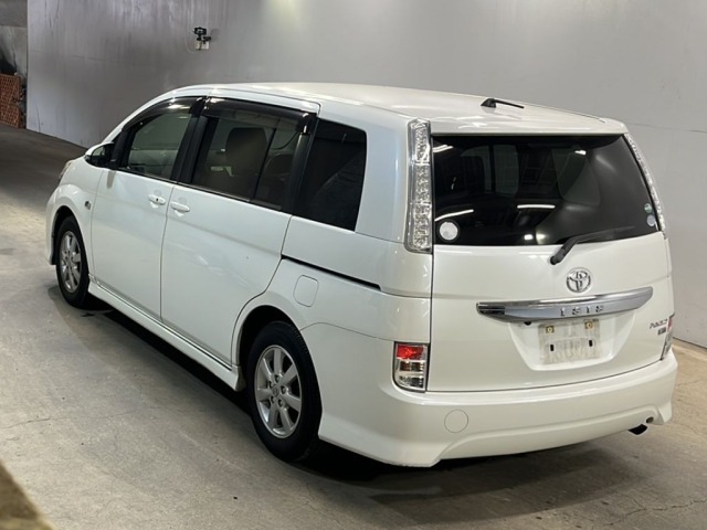 Toyota ISIS 2015 8249006-1