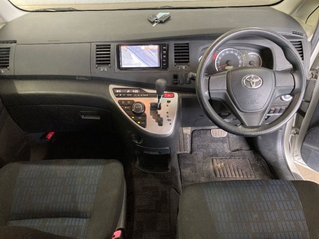 Toyota ISIS 2015 8249006-3