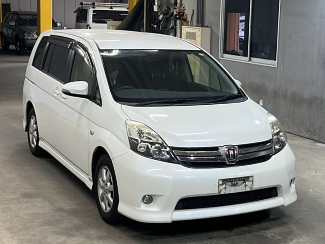 Toyota ISIS 2015 8249006-4