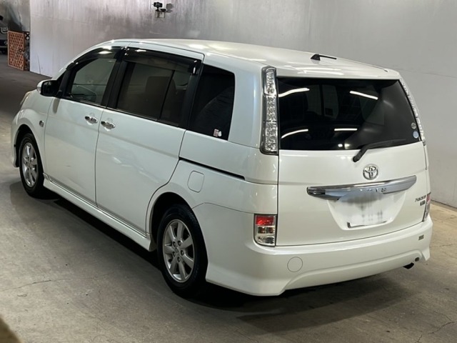 Toyota ISIS 2011 8249016-1
