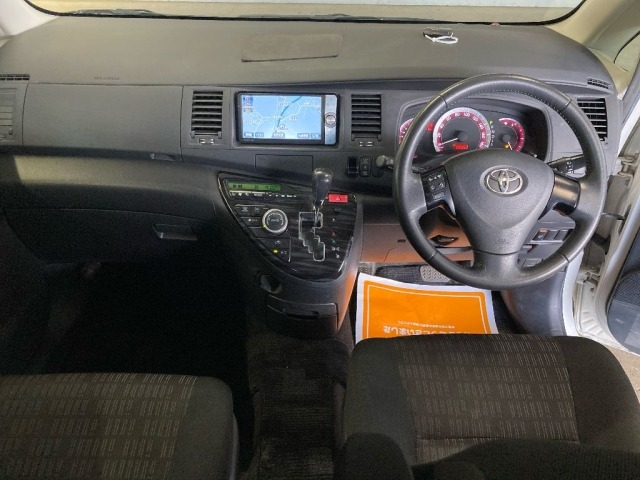 Toyota ISIS 2011 8249016-3