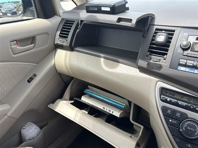 Toyota ISIS 2008 8249024-1