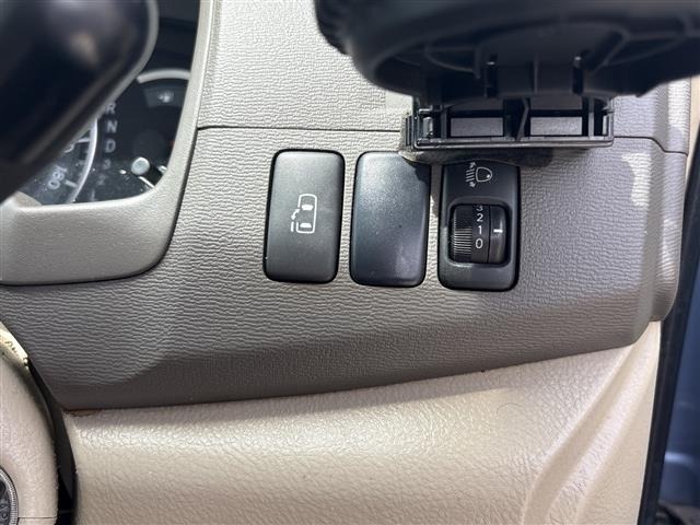 Toyota ISIS 2008 8249024-10