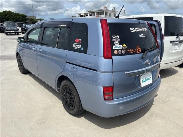 Toyota ISIS 2008 8249024-7