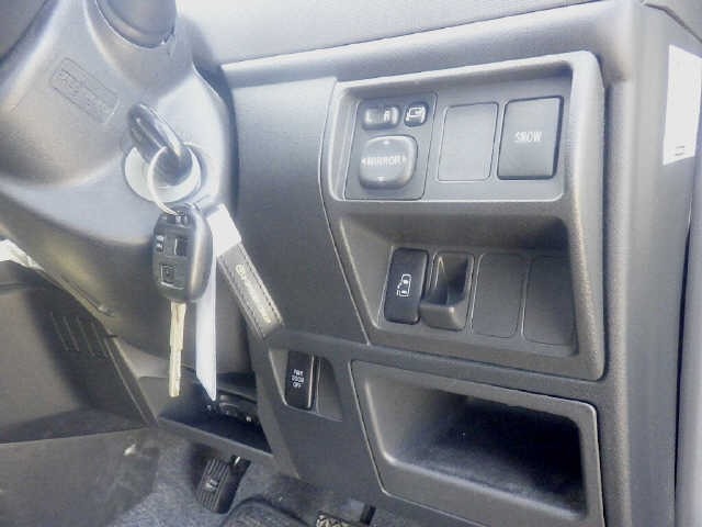 Toyota SIENTA 2013 8256334-6