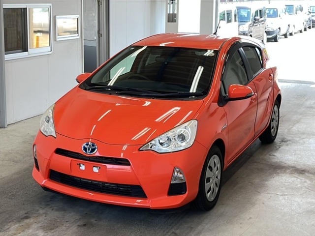 Toyota AQUA 2013 8260838-0