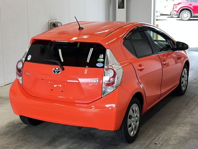 Toyota AQUA 2013 8260838-1