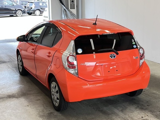 Toyota AQUA 2013 8260838-5