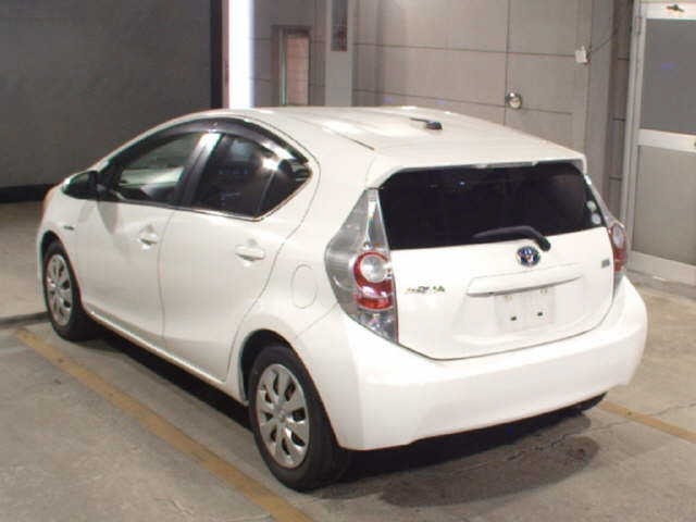 Toyota AQUA 2012 8260854-1
