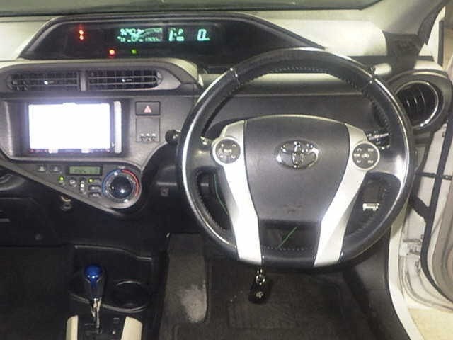 Toyota AQUA 2012 8260854-3