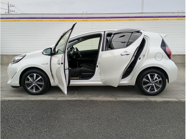 Toyota AQUA 2018 8260890-23