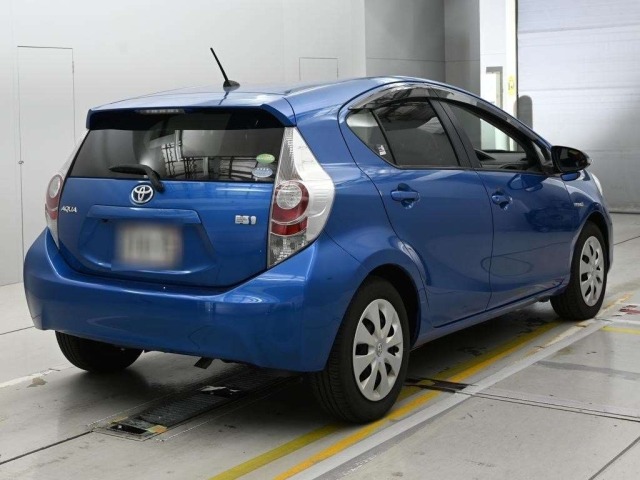 Toyota AQUA 2014 8260900-1