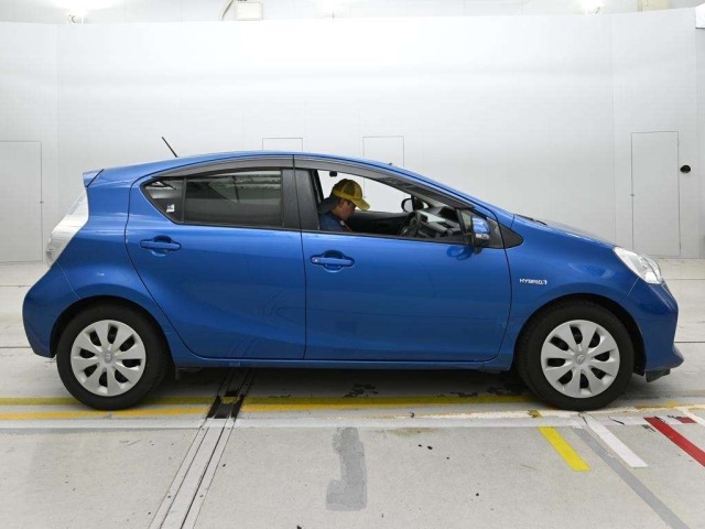 Toyota AQUA 2014 8260900-3