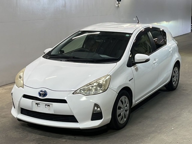 Toyota AQUA 2013 8260939-0