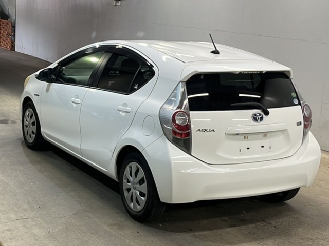 Toyota AQUA 2013 8260939-1