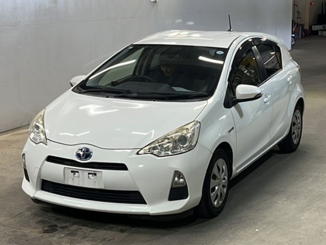 Toyota AQUA 2014 8260940-0