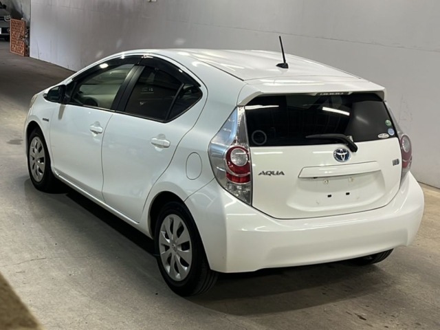 Toyota AQUA 2014 8260940-1
