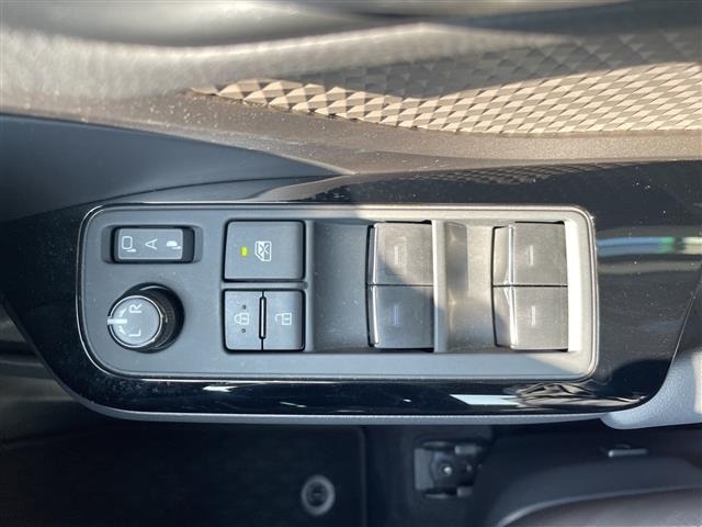 Toyota C-HR 2023 8264645-12