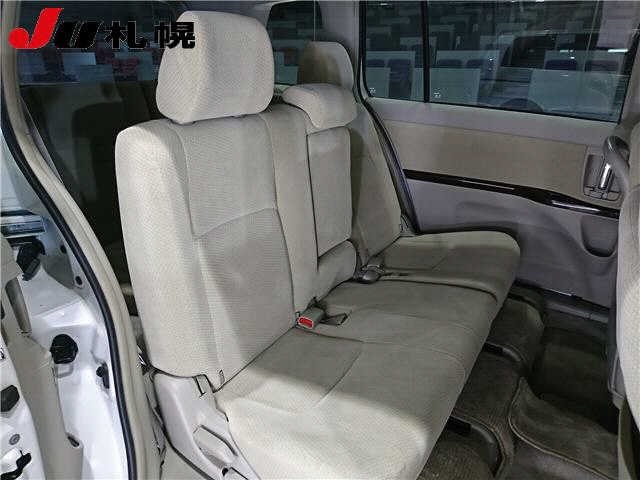 Toyota ISIS 2014 8267538-7