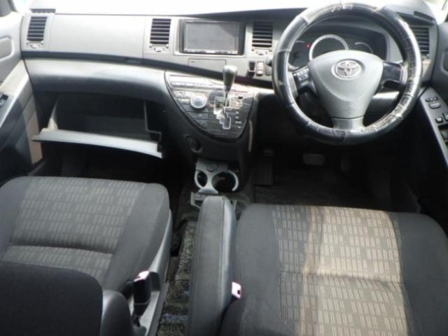 Toyota ISIS 2011 8267540-3