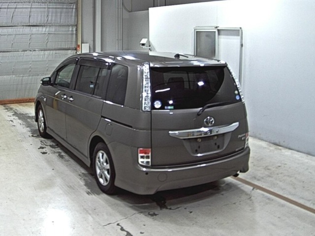 Toyota ISIS 2012 8267541-1