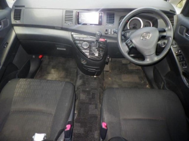 Toyota ISIS 2012 8267541-3