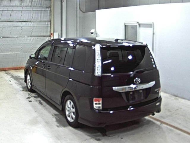 Toyota ISIS 2015 8267542-1