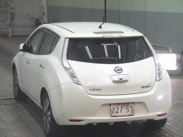 Nissan LEAF 2013 8260989-1