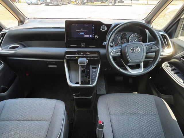 Toyota NOAH 2022 8261058-1