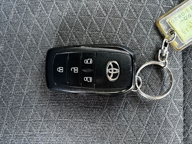 Toyota NOAH 2022 8261058-4