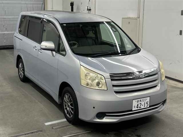 Toyota NOAH 2009 8261106-0