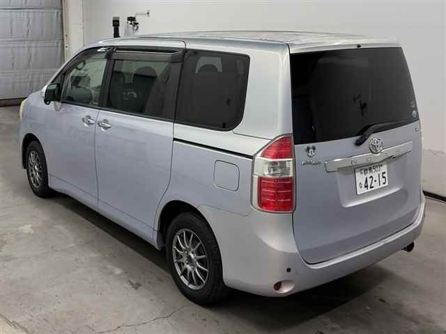 Toyota NOAH 2009 8261106-1