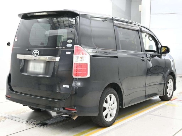 Toyota NOAH 2008 8261120-1