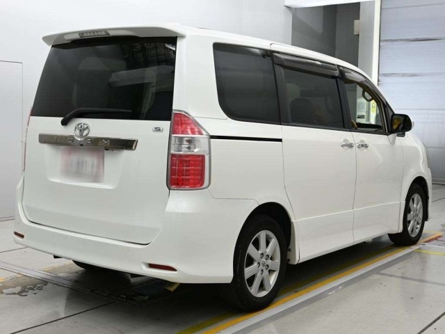 Toyota NOAH 2009 8261121-1