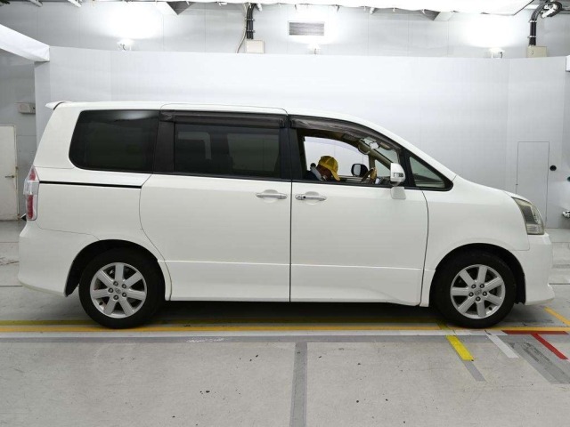 Toyota NOAH 2009 8261121-3