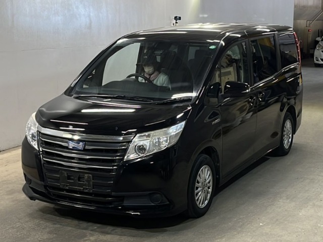 Toyota NOAH 2016 8261131-0