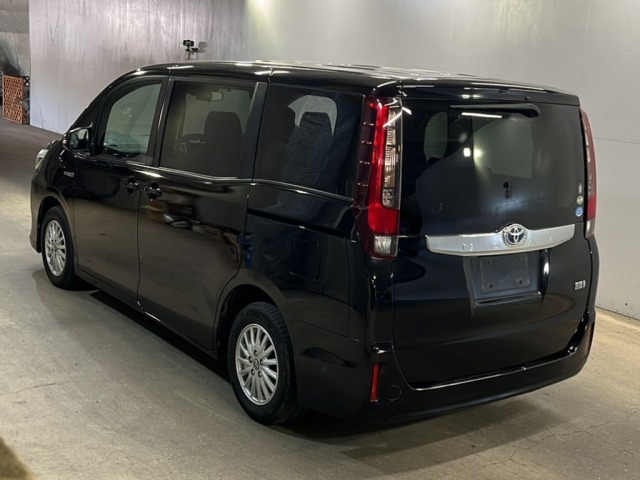 Toyota NOAH 2016 8261131-1