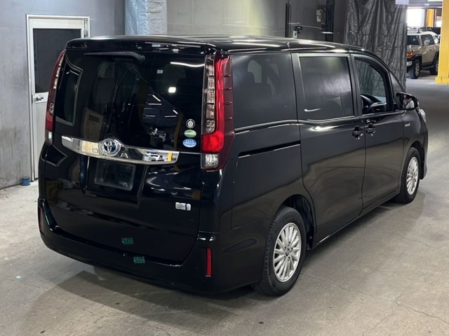 Toyota NOAH 2016 8261131-5