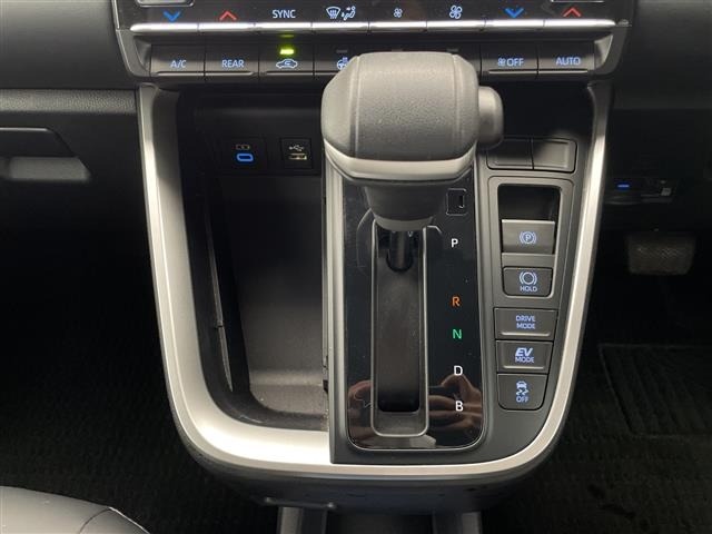 Toyota NOAH 2022 8261780-4