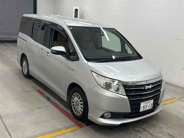 Toyota NOAH 2014 8261846-0