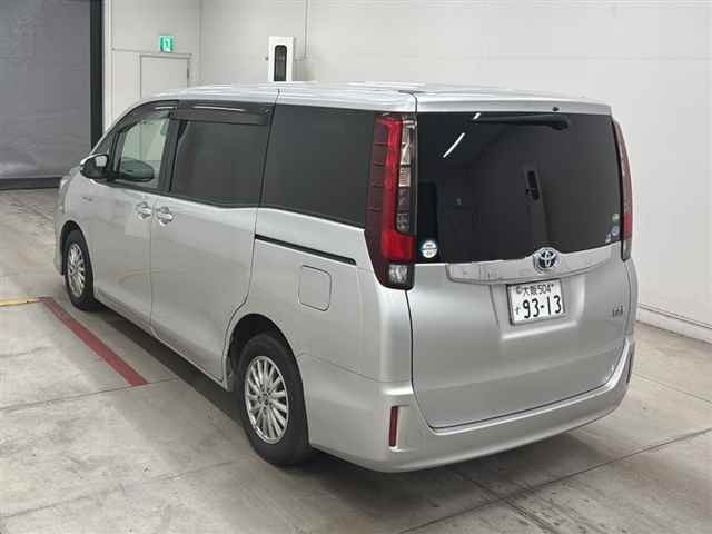 Toyota NOAH 2014 8261846-1