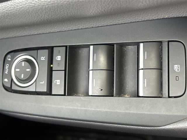 Toyota PRIUS 2023 8272448-22