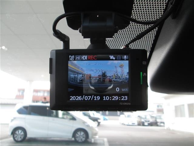 Toyota PRIUS 2024 8272457-17