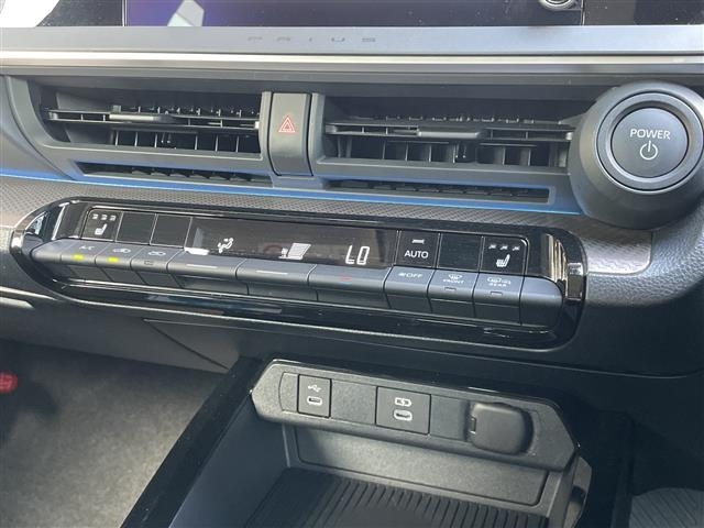 Toyota PRIUS 2024 8272517-3