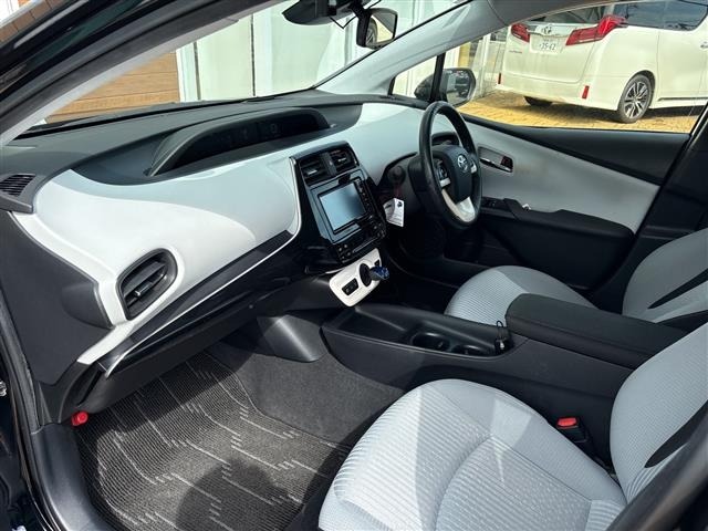 Toyota PRIUS 2017 8272566-1