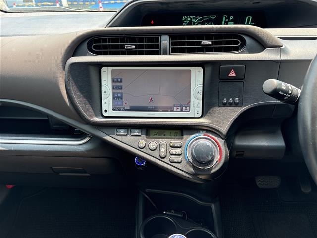 Toyota AQUA 2013 8274084-8