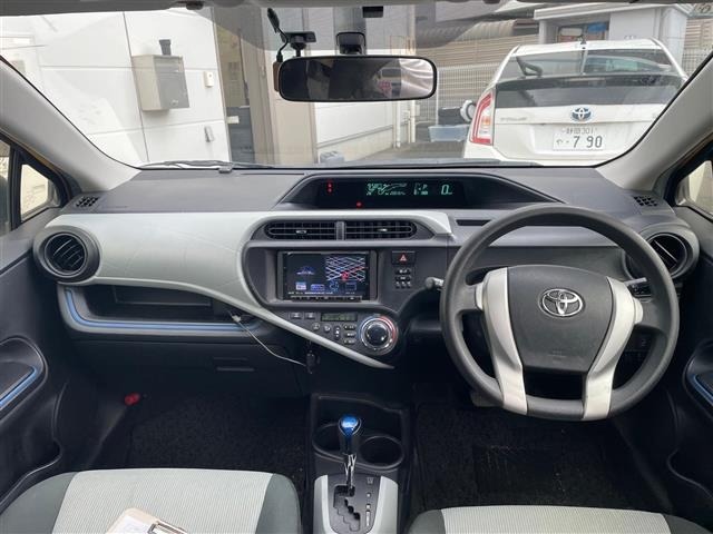 Toyota AQUA 2013 8274240-2