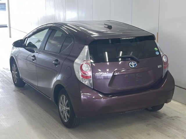 Toyota AQUA 2014 8274328-1