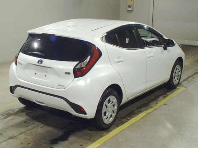 Toyota AQUA 2022 8274335-1